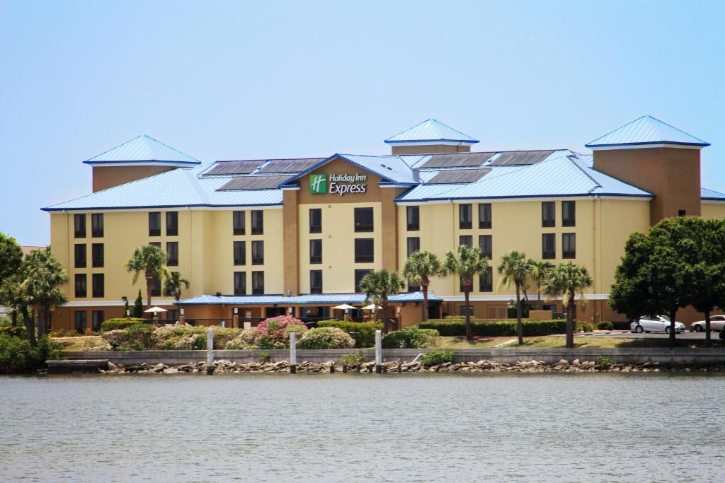 Holiday Inn Express Hotel & Suites Tampa-Rocky Point Island an IHG Hotel - main image